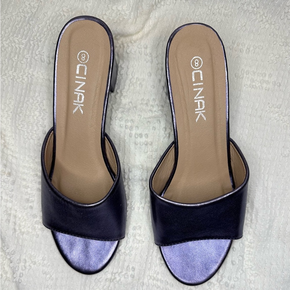 Y2K slide block heels. Women’s size 8 metallic purple.